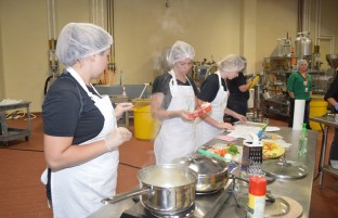 white-aprons-three-girls